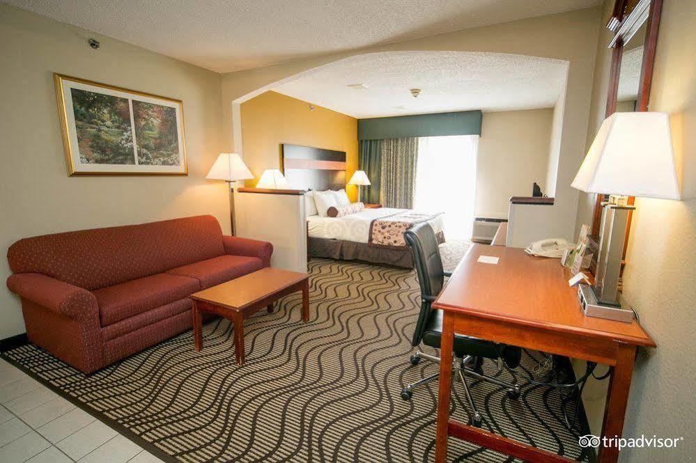La Quinta Inn By Wyndham Sandusky Near Cedar Point Exterior photo